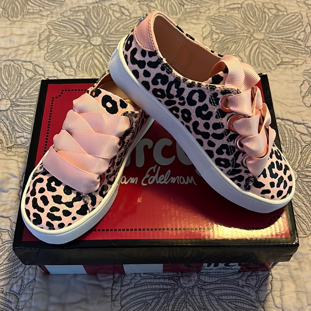 NWT Cute pink sparkle Leopard print sneakers sz 11